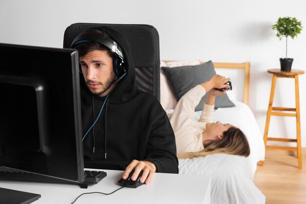 Homem com tiro médio jogando no computador