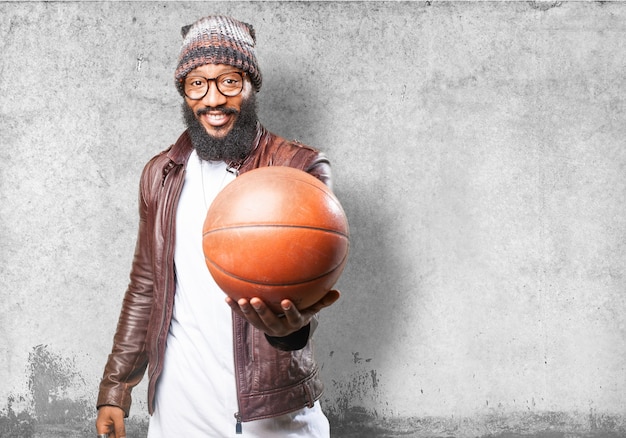 Foto grátis homem com um basquetebol