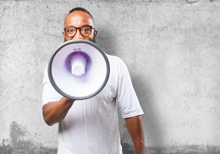 Foto grátis homem com um megafone