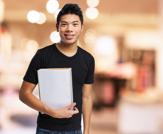 Foto grátis homem com um notebook