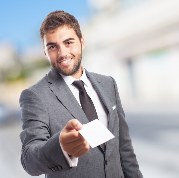 Foto grátis homem com um papel