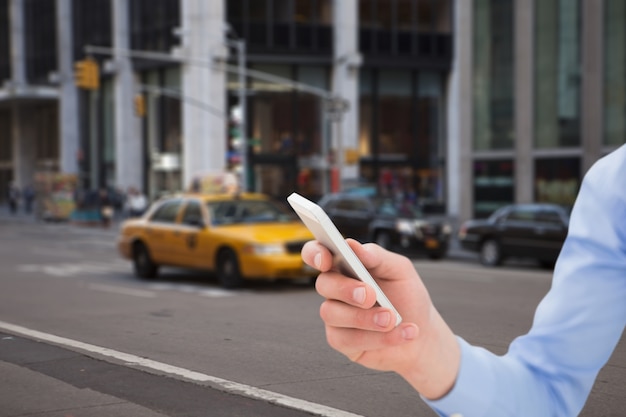 Foto grátis homem com um telefone celular na rua