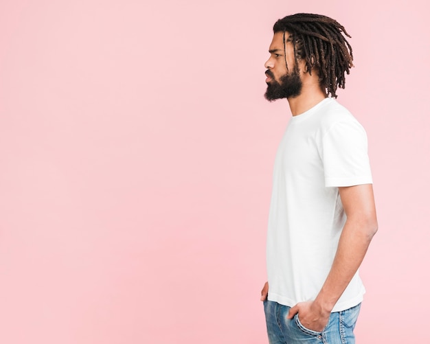 Foto grátis homem com uma camiseta branca posando