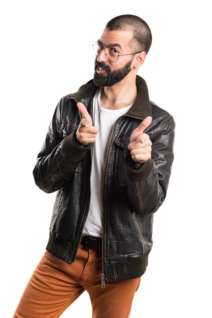 Foto grátis homem com uma jaqueta de couro apontando para a frente