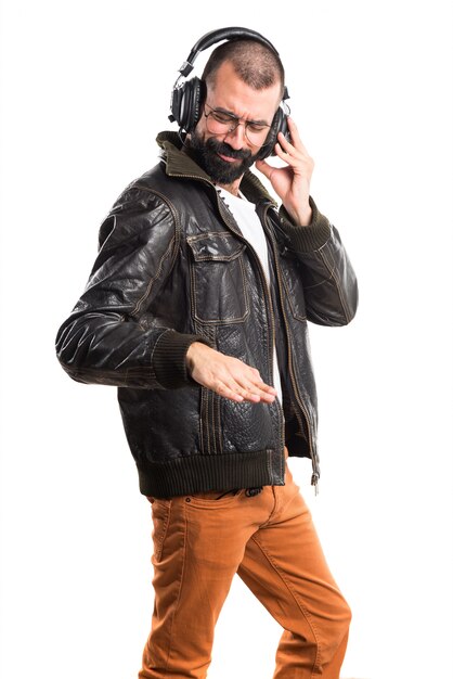 Homem com uma jaqueta de couro, ouvindo música