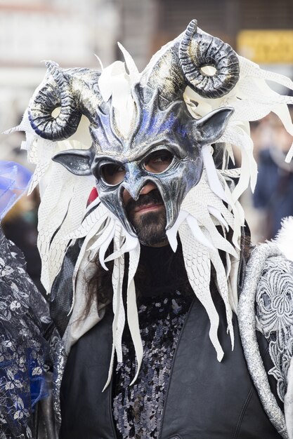 Homem com uma máscara tradicional de Veneza durante o carnaval mundialmente famoso