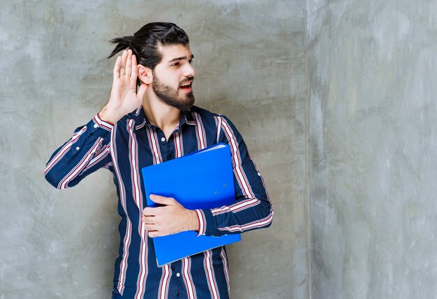 Homem com uma pasta azul ouvindo uma informação privada.