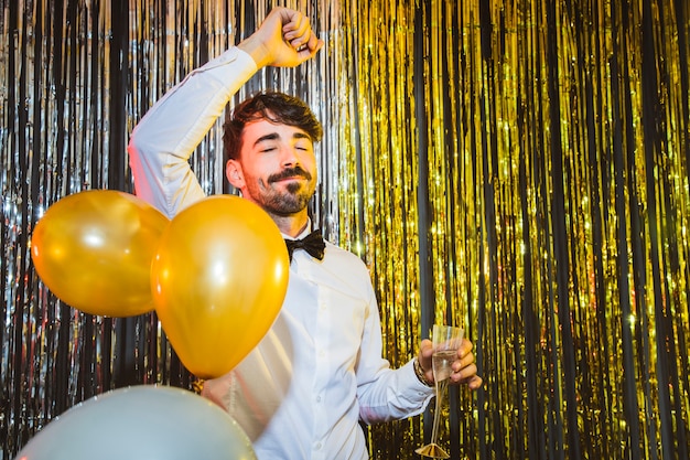 Foto grátis homem comemorando ano novo com balões