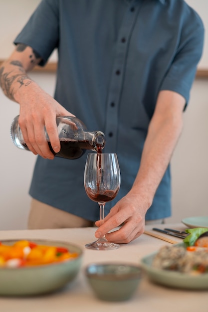 Homem comendo e bebendo em um jantar