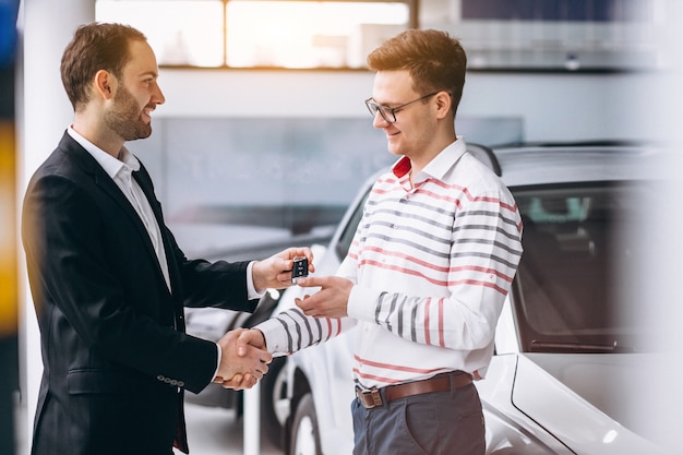 Homem, comprando, um, car