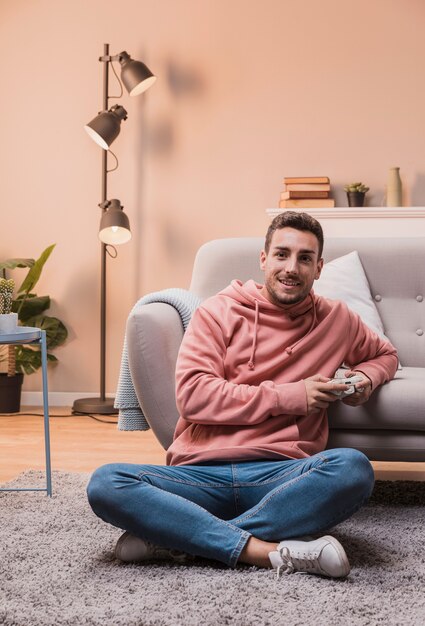 Homem concentrado no chão, jogando jogos