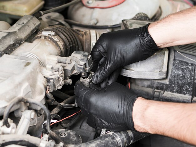 Homem, conectando, motor, wiring