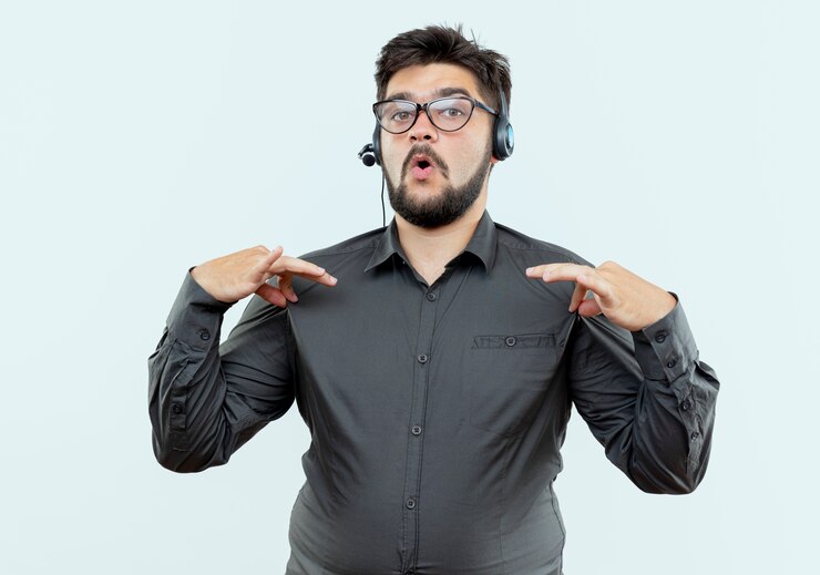 Foto grátis homem confiante jovem de call center usando uma camisa com fone de ouvido isolado no fundo branco