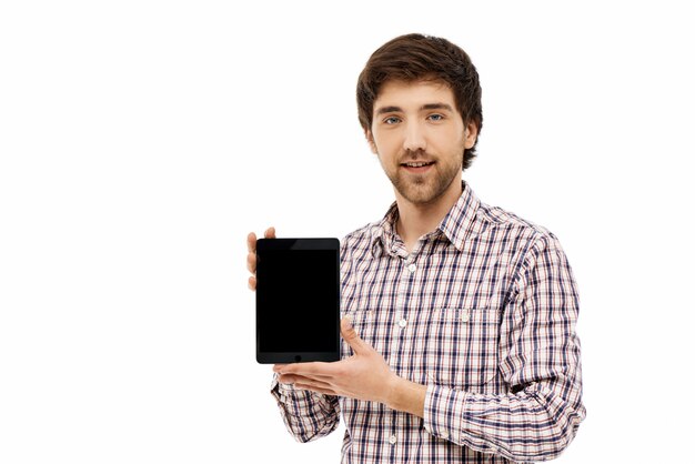 Homem confiante, mostrando a tela do tablet digital