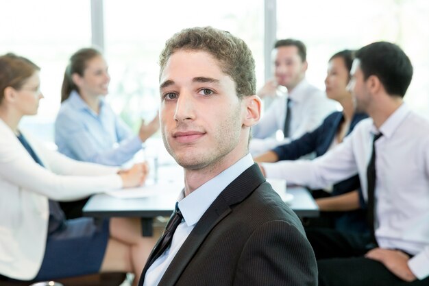 Homem confiante que participa no conselho de administração