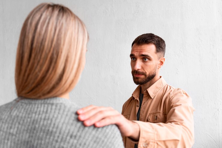 Foto grátis homem consolando mulher em sessão de terapia em grupo