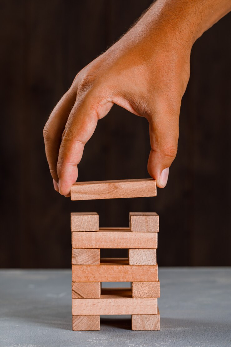 Foto grátis homem construindo torre.