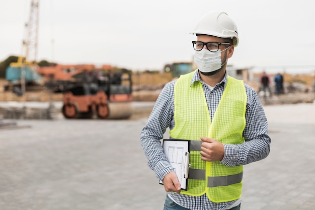 Homem construtor de tiro médio usando máscara