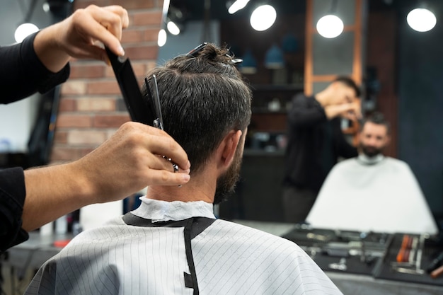 Homem cortando cabelo de perto