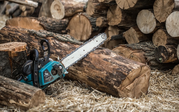 Homem cortando madeira com uma serra elétrica