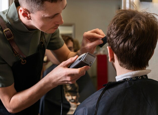 Homem cortando o cabelo de uma cliente