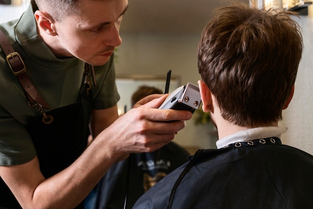 Homem cortando o cabelo de uma cliente