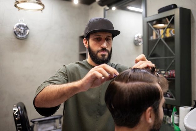 Homem cortando o cabelo na barbearia 4
