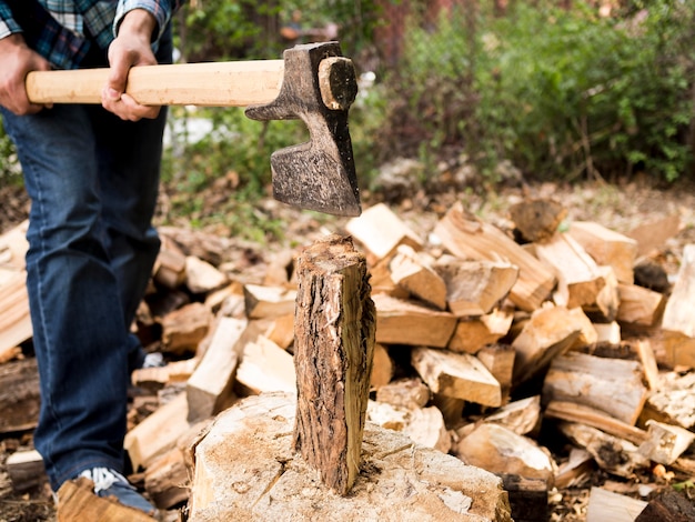 Homem cortando um pouco de madeira