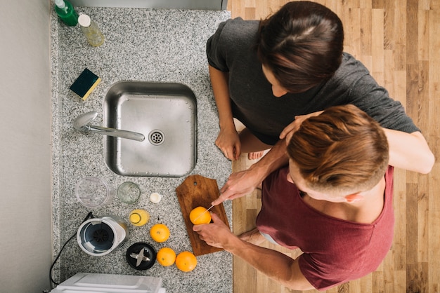 Homem, corte, laranja, em, cozinha, com, mulher