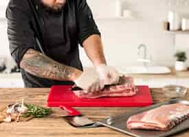 Foto grátis homem cozinhando bife de carne na cozinha