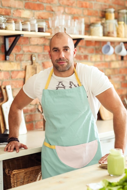 Homem cozinhando