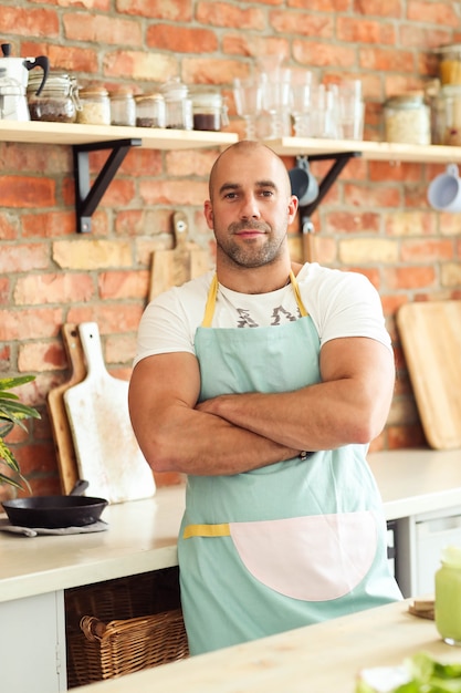 Homem cozinhando