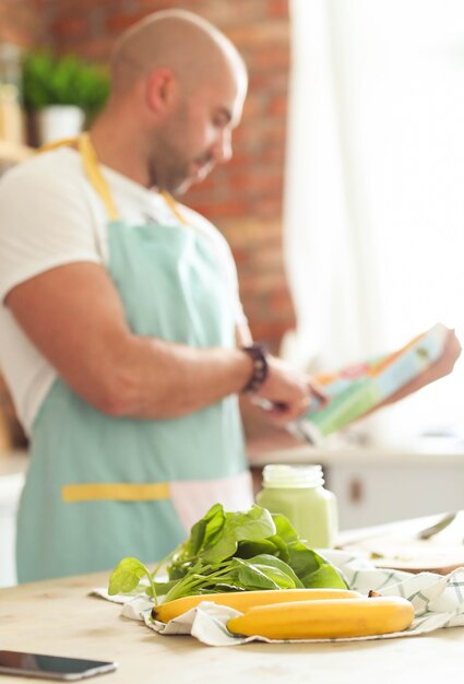 Homem cozinhando