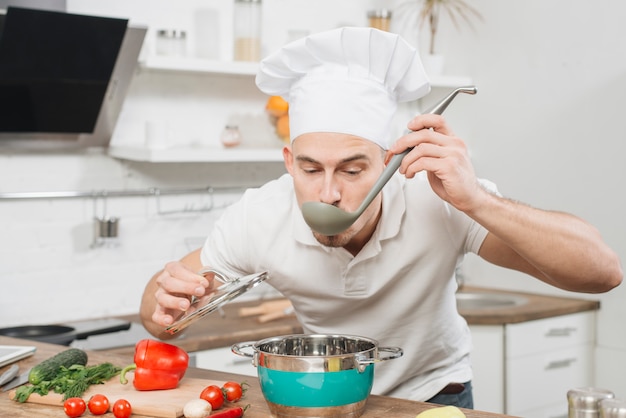 Homem, cozinhar, casa