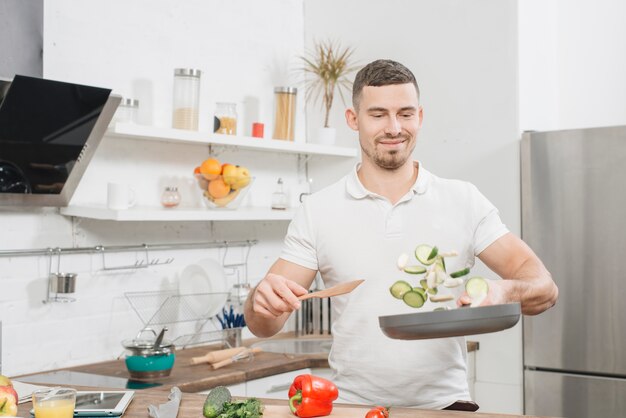 Homem, cozinhar, casa