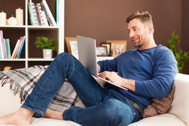 Homem curtindo a tecnologia moderna em casa