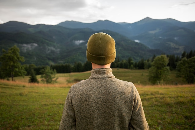 Foto grátis homem curtindo ambiente rural