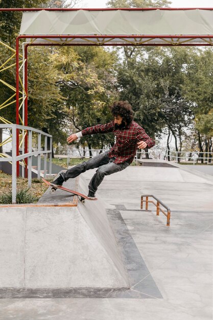 Homem curtindo andar de skate ao ar livre