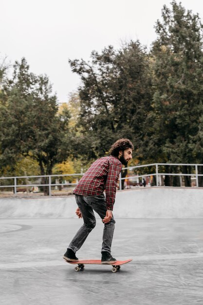 Homem curtindo andar de skate lá fora