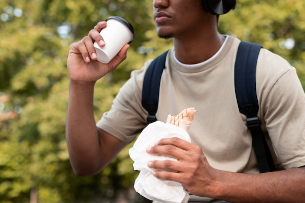 Homem curtindo comida para viagem