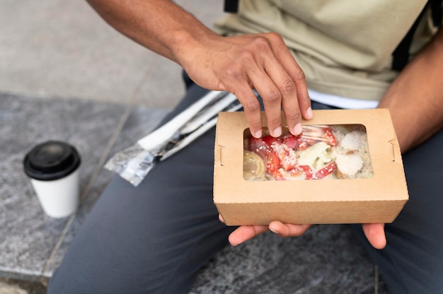 Homem curtindo comida para viagem