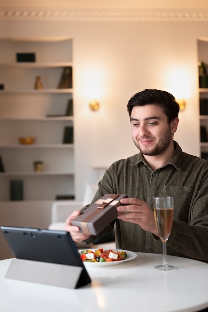 Homem curtindo seu encontro virtual