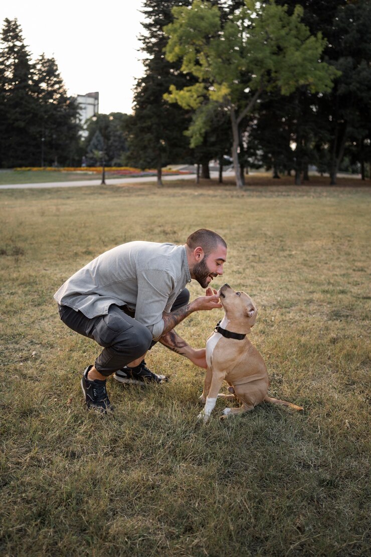 Foto grátis homem curtindo um bom tempo com seu cachorro