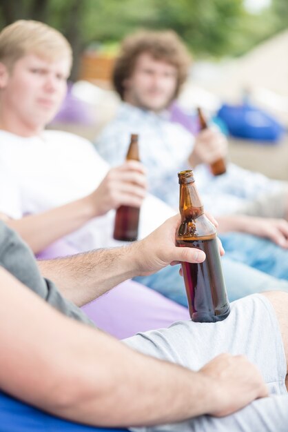 Homem da colheita que aprecia a cerveja com amigos