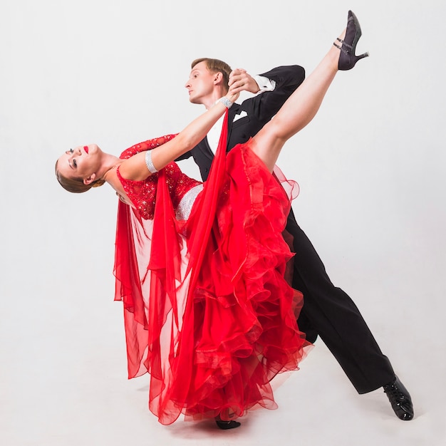 Foto grátis homem dança dança de salão com mulher