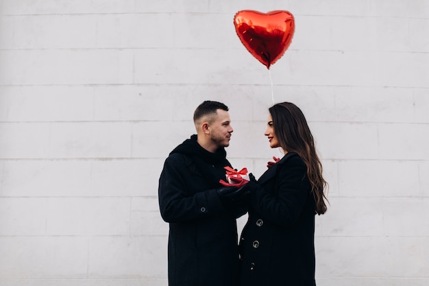 Foto grátis homem dando presentes a mulher encantadora