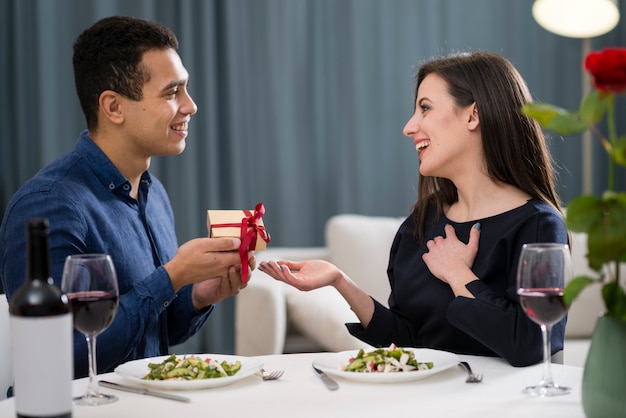 Foto grátis homem dando um presente para sua esposa no dia dos namorados