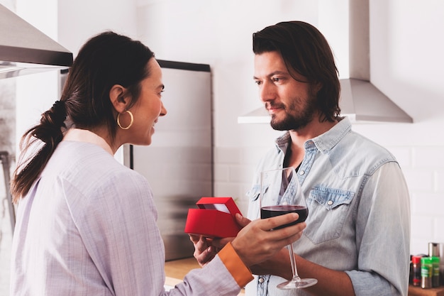 Foto grátis homem, dar, caixa presente, para, mulher, em, cozinha