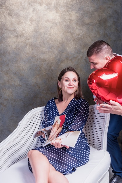 Homem, dar, coração vermelho, balloon, para, mulher