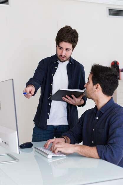 Homem, dar, instruções, para, colega